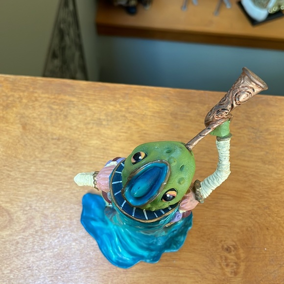 Fun Frog Royal Ribbiteer from the Camelot Frogs Sculpture Collection - Picture 5 of 9